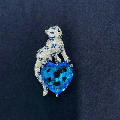 Broche prendedor de leopardo 3 quilates corazón simulado topacio azul de Londres chapado en oro blanco de 14 k Foto 1 de 4