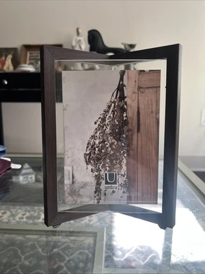 Marco de fotos Umbra Prisma, madera de fresno 5x7 Foto 1 de 3