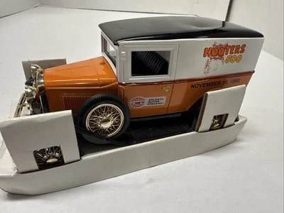 Furgoneta de reparto Hooters Ford Modelo A 1992 Racing Champions escala 1/25 Foto 1 de 4