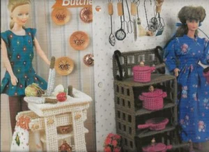 Pentole e padelle più coltelli con ripiano per una bambola alla moda motivo tela plastica - Foto 1 di 3