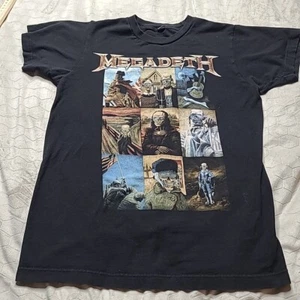 Camisa Megadeth Vic Rattlehead Famosa Banda Collage Arte 2013 Pequeña S - Imagen 1 de 12