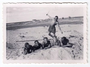 SOLDIERS' FUN AT BLACK SEA / SOLDATEN AM SCHWARZEN MEER * WW II Photo - Picture 1 of 2