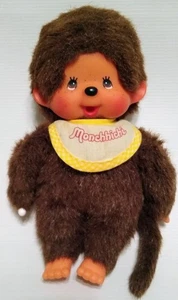 De colección Monchhichi Monkey Boy Sekiguchi 7" Muñeca Marrón Amarillo Babero Botella - Imagen 1 de 3