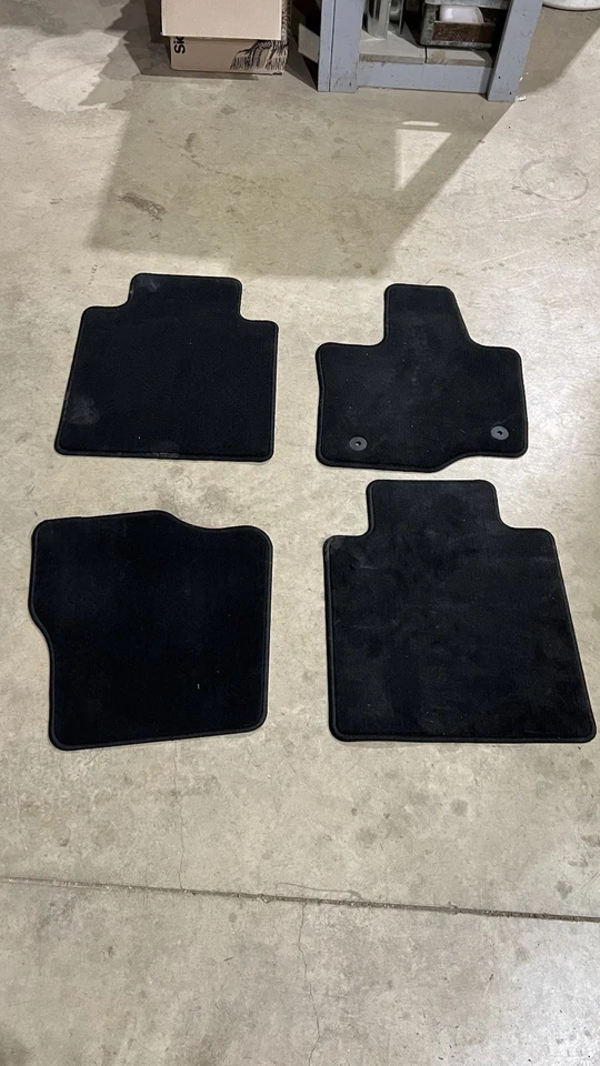 Alfombrillas de fábrica de un 2022 F150. Dos para asiento delantero y dos para trasero  Foto 1 de 1