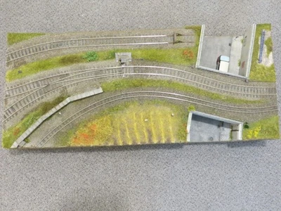 Diorama in 1:87 als Landschaftsausschnitt mit Schienen und Unterführung - Bild 1 von 4