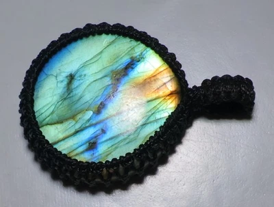 CIONDOLO TONDO MACRAMÈ 58 CT PIETRA PREZIOSA LABRADORITE MULTIFUOCO... - Immagine 1 di 4