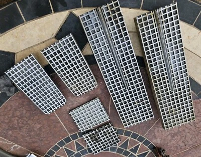 1961 LINCOLN CONTINENTAL CONVERTIBLE REAR GRILL - Изображение 1 из 4