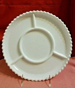 Borde festoneado redondo dividido blanco de vidrio de leche de colección - Imagen 1 de 4