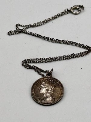 Vintage Queen Elizabeth 11 Silver Jubilee Medal Necklace Hallmarked 6g - Image 1 of 4