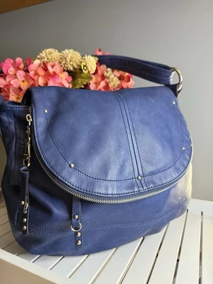 Bolso de Mano B. Makowsky Cynthia Cuero Azul Plegable 15"x12" Foto 1 de 4