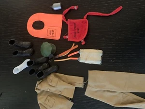 VINTAGE GI JOE ZUBEHÖR KUGELSICHERE WESTE, Schwimmweste, Stiefel mehr!! - Bild 1 von 4