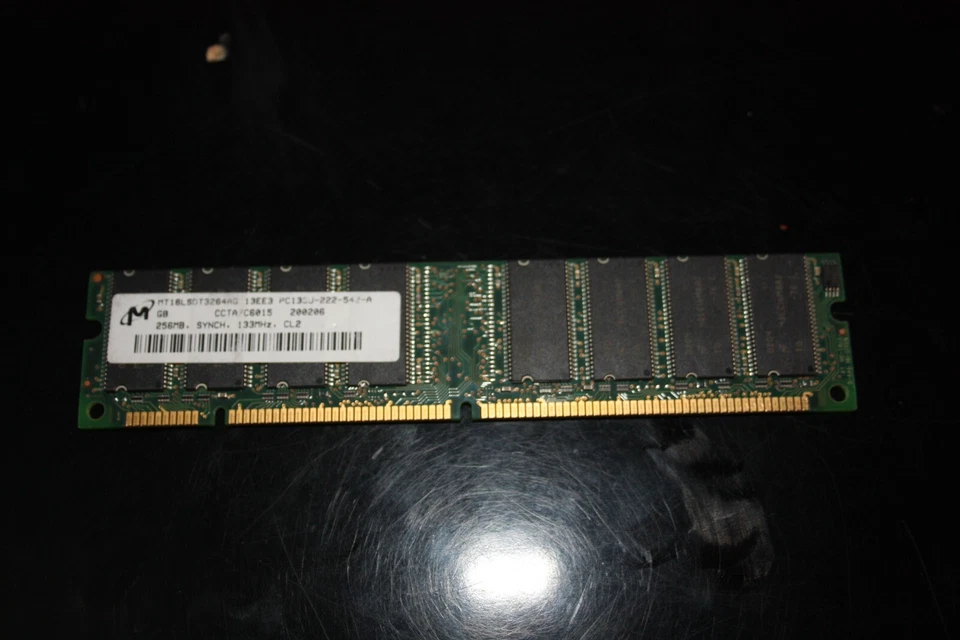 MEMORIA RAM Micron Technology 18LSDT1672AG-10CB7 SDRAM 168 PIN. 128 MB. PC100 - Imagen 1 de 3