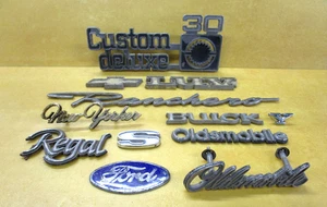 Lote de 10+ emblemas de coche calcomanías con insignia de escritura placas de identificación Ford, LUV, Olds, Buick ++ - Imagen 1 de 21