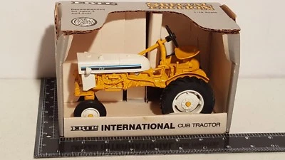 Ertl International Cub 1/16 压铸金属拖拉机复制品收藏品 — 第 1/4 张图片