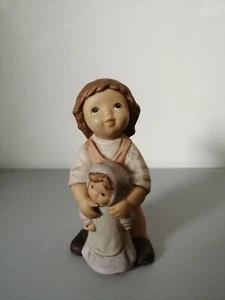 Goebel Figur Nina & Marco - Limpke - "Nina mit Puppe" Höhe 9,5cm ! - Bild 1 von 3