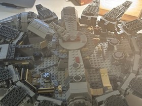 LEGO Star Wars  2015 Millennium Falcon 75105 no bb-8
