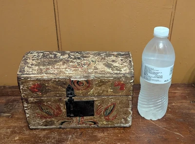 UNA MARAVILLOSA CAJA PINTADA DE ARTE POPULAR CON CÚPULA DIMINUTA DEL SIGLO XIX CON CERRADURA DE HIERRO Foto 1 de 4