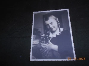 schönes Originalfoto ca. 40er J. hübsches Mädchen Maid Zöpfe Katze - Picture 1 of 2