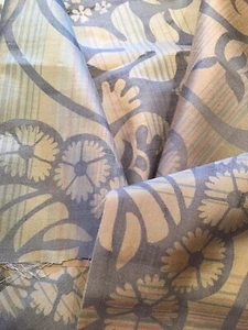 100% SILK BENNETTS PALE GREY PRINTED SMOOTH REMNANT 45 CMS. X 76 CMS.PATCHWORK? - Picture 1 of 9
