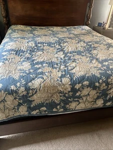 Pottery Barn Bethany Floral Embroidered Reversible Quilt - King/Cal King - Blue - Bild 1 von 7