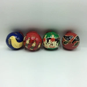 Juego de 4 adornos de bolas de Navidad papel maché de vacaciones días de Navidad - Imagen 1 de 12