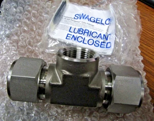 ✌️NEW SWAGELOK SS-1610-3TTF 316 STAINLESS FITTING 1” TUBE X 1”NPT X 1" TUBE - Picture 1 of 3