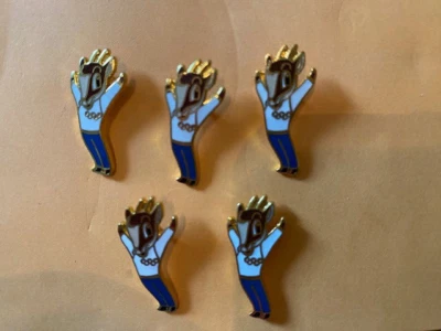 2024 PINS OLÍMPICOS DE PARÍS INSIGNIAS COMERCIANTE 5 GAMUZA MASCOTA PRE MAGIQUE 1992 ¡RARO! Foto 1 de 2