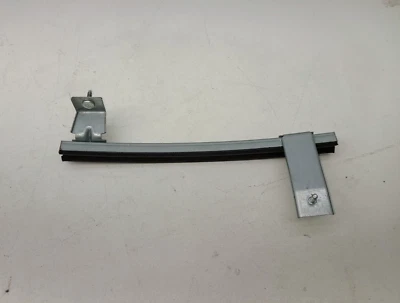 Ford Mustang 2015-2023 puerta del conductor izquierda ventana guía trasera retenedor OEM Foto 1 de 4