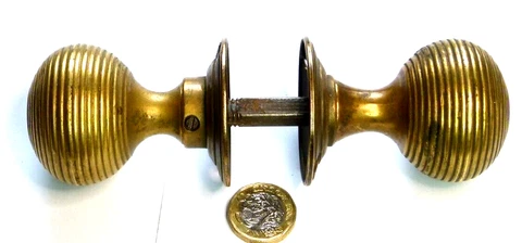 SUPERB PAIR ANTIQUE BRASS REEDED/BEEHIVE DOOR KNOB HANDLES VICTORIAN & SPINDLE Cover