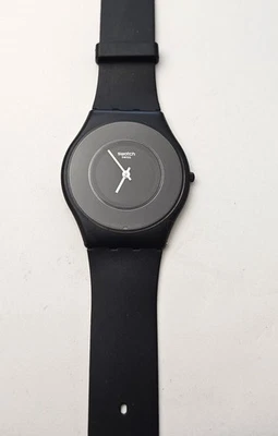 SWATCH SKIN - SS09B100 - Caricia Negra (Estuche 1 11/32 pulgadas) - Ligeramente Usado Foto 1 de 3