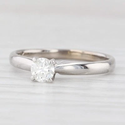 Anillo de compromiso solitario redondo de diamantes brillantes de 0,27 quilates de oro blanco de 14 k talla 6 Foto 1 de 4