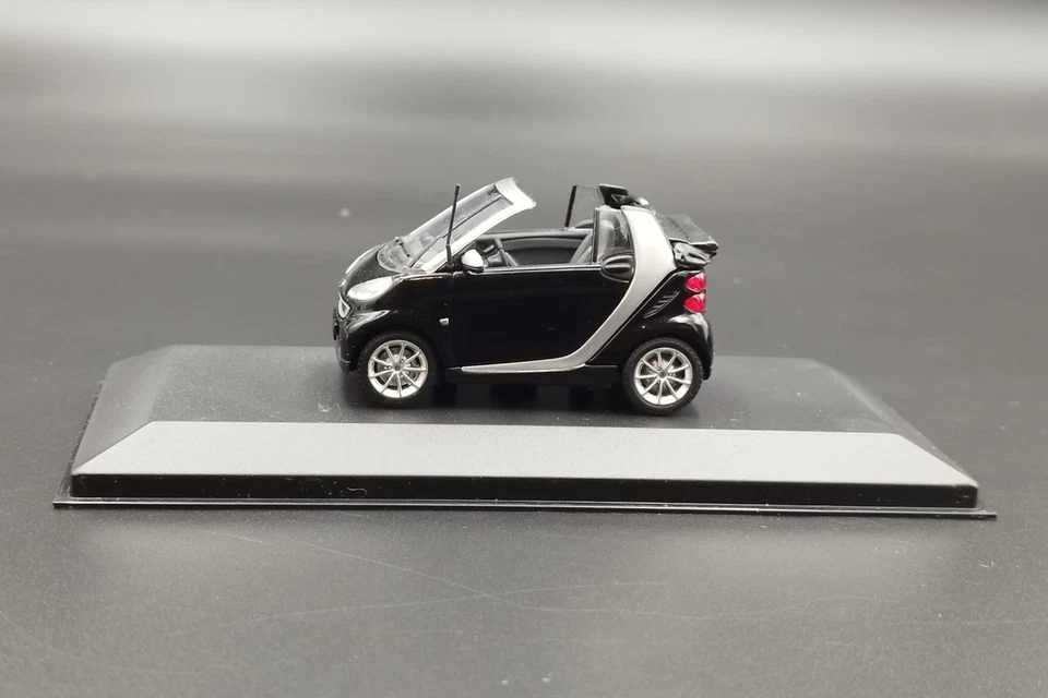 1:43 Smart Fortwo Cabrio Deep Black Minichamps - Immagine 1 di 4