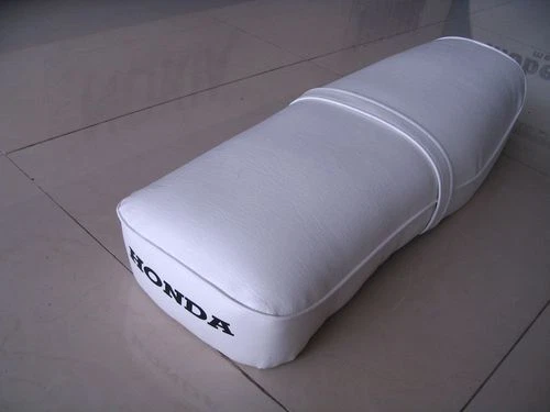 Седло сиденья Honda CA95 CA77 305 Dream Benly 1969 БЕЛЫЙ ЧЕХОЛ с черным логотипом H2251 - Изображение 1 из 1