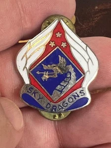 Pin de cresta militar DUI Ejército Cuerpo Aerotransportado Sky Dragons (G2025G) - Imagen 1 de 3