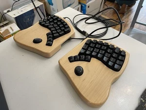 Keyboardio Model 01-Q Split Ergonomic RGB Keyboard - Natural Wood - Some Wear - Bild 1 von 7