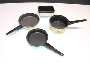Vintage Chilton Globe Pretend Kitchen Toy Set Casserole Dishes Pans Plastic - Picture 1 of 3