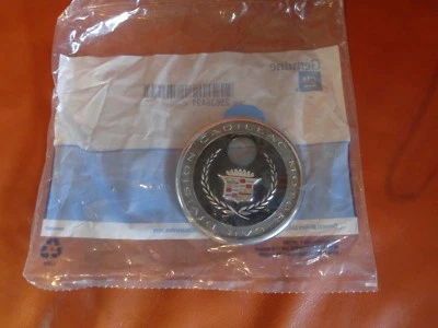 1995 1996 1997 1998 1999 Cadillac Deville emblema maletero original GM 25636491 NOS Foto 1 de 2
