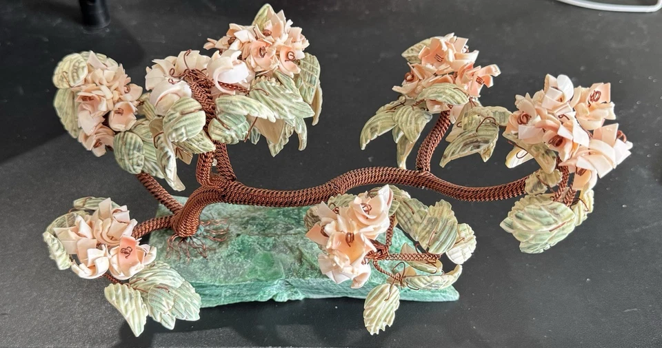 Bonsai ESCULTURA DE ÁRBOL Alambre de Cobre y Conchas sobre Base de Piedra Verde “Jade” Foto 1 de 2