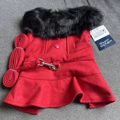 Abrigo de lana rojo arnés de diseñador talla grande diseño perrito con correa roja Foto 1 de 4