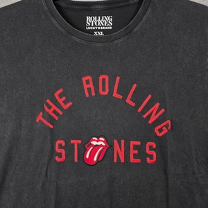 LUCKY BRAND Rolling Stones Hombres 2XL XXL Negro Gira Mundial Música Informal Nuevo con Etiquetas - Imagen 1 de 12