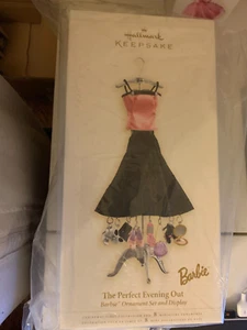 2006 Hallmark Barbie The Perfect Evening Out Ornament Set Display Stand Neu - Bild 1 von 2