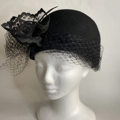 Sombrero de mujer vintage de lana negro con flor de encaje de red y plumas iridiscentes Foto 1 de 4