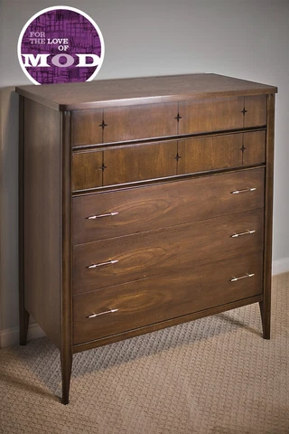 Mid Century Modern | Broyhill Saga 5 Drawer Chest / Dresser / Tallboy in Walnut Cover