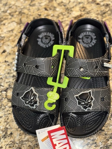 PUMA Sandalo Crocs Black Panther Wakanda Forever con Jibbitz uomo 4 donna 6