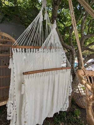 Hamaca tejida a mano de lujo con separadores de madera (nueva) originalmente $399 con un precio de $299 Foto 1 de 2