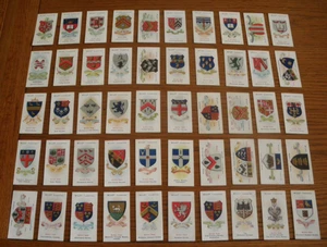 Juego completo de tarjetas de cigarrillo WILLS SCHOOL ARMS 1906 en muy buen estado - Imagen 1 de 1