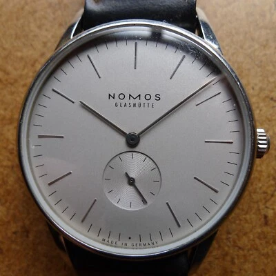 NOMOS Orion 38 gris con caja de madera original, se vende como está *Se necesita reparación de bobinado*  Foto 1 de 4