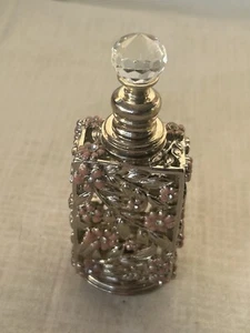 Nachfüllbarer filagraner Parfümflakon aus Metall mit Schraubverschluss und rosa Blumen mit Schmucksteinen - Bild 1 von 10