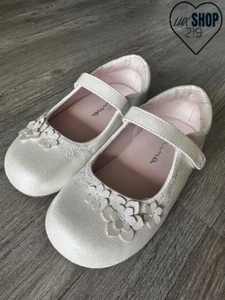 Nina Girl White Shimmer Synthetic Leather  Decorative flower appliques Size 8 - Picture 1 of 12