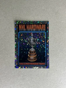 2024-25 Topps NHL Sticker Sammlung Hardware King Clancy Memorial Trophy #590 - Bild 1 von 2